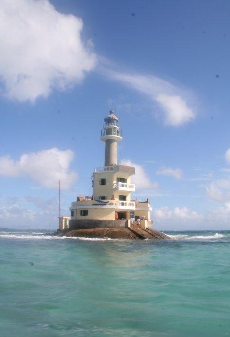 Đèn hải đăng trên đảo Đá Tây, nằm trong số 12 đảo đá ngầm của huyện đảo Trường Sa (tỉnh Khánh Hoà),cách đảo Trường Sa khoảng 36km về phía Đông Bắc, là một trong những đảo có vị trí quan trọng trong quần đảo.
